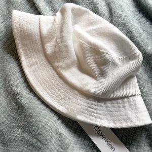 CK NWT bucket hat, white